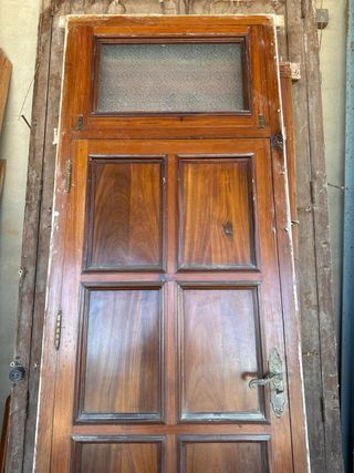 Puerta antigua madera con cristal
