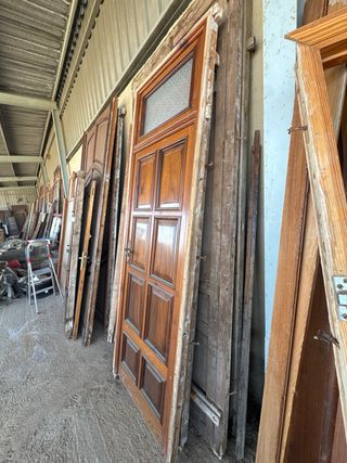 Puerta antigua madera con cristal