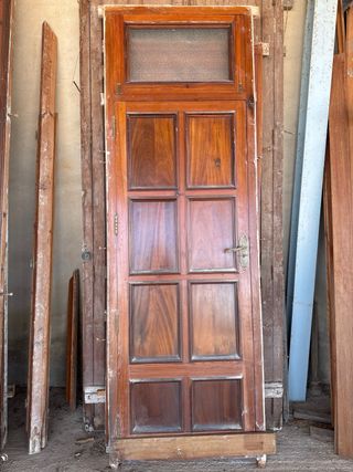 Puerta antigua madera con cristal