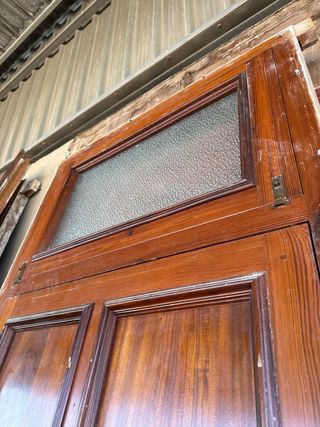 Puerta antigua madera con cristal