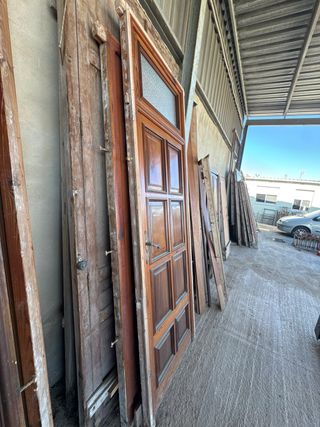 Puerta antigua madera con cristal