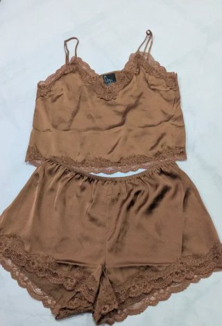 Pijamas cortos H&M encaje marrón o Flores ros