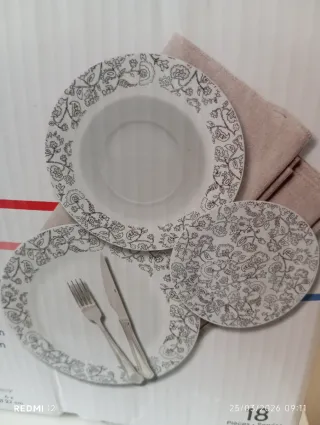 Vajilla de porcelana con diseño floral