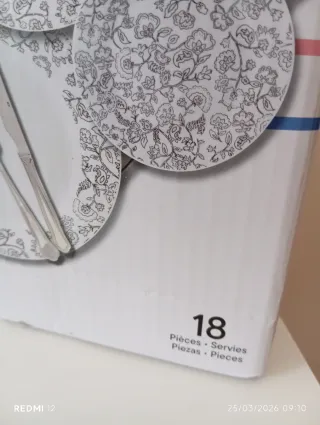 Vajilla de porcelana con diseño floral