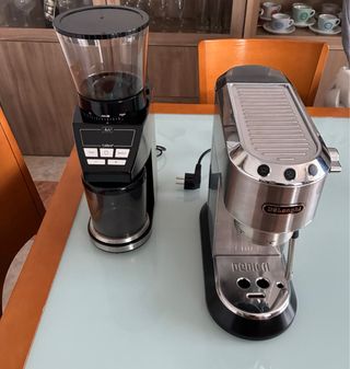 Cafetera De'Longhi Dedica EC685M + Molinillo