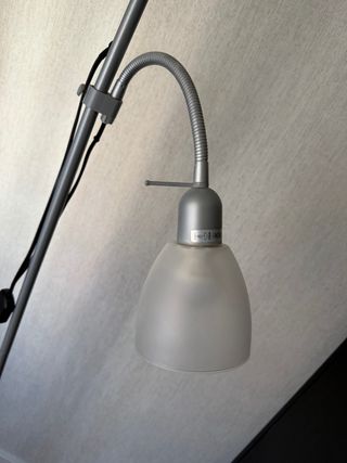 Lámpara de pie gris y blanca