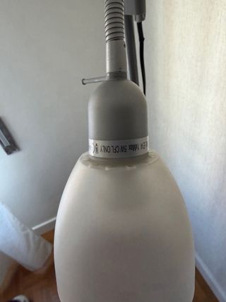 Lámpara de pie gris y blanca