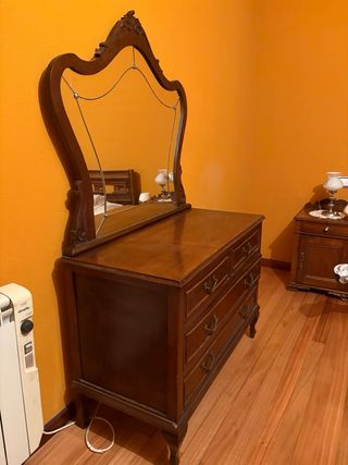 Cómoda de madera con espejo