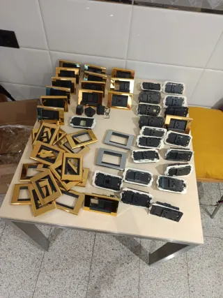 Interruptores y enchufes BTICINO dorados