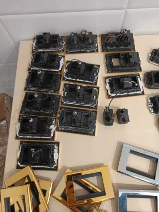 Interruptores y enchufes BTICINO dorados