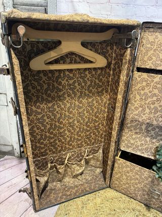 Maleta baúl antiguo cajones y perchas