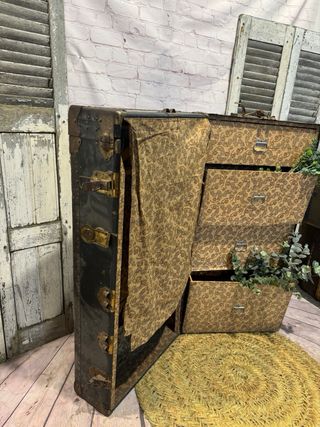 Maleta baúl antiguo cajones y perchas