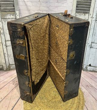 Maleta baúl antiguo cajones y perchas