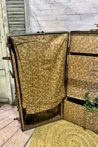 Maleta baúl antiguo cajones y perchas