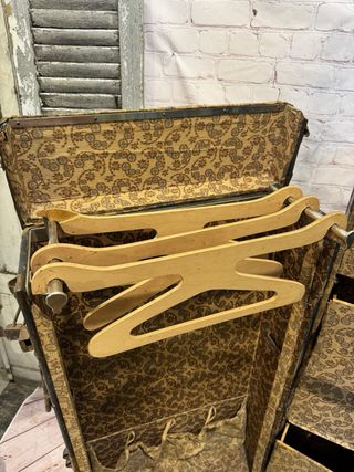 Maleta baúl antiguo cajones y perchas