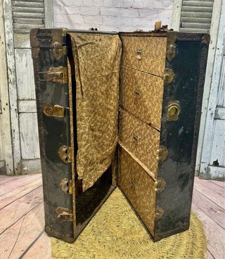 Maleta baúl antiguo cajones y perchas