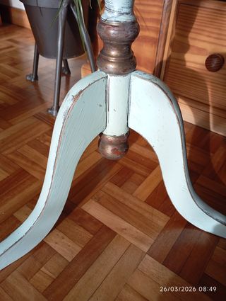 Mesa auxiliar restaurada verde y oro Shabby Chic