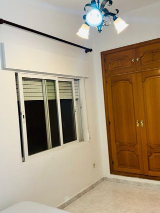 Se alquila habitación grande con baño privado