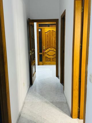 Se alquila habitación grande con baño privado