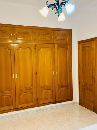 Se alquila habitación grande con baño privado