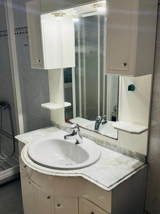 Se alquila habitación grande con baño privado