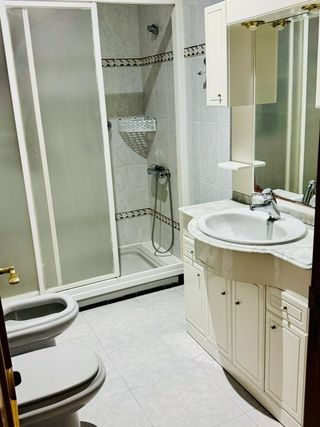 Se alquila habitación grande con baño privado
