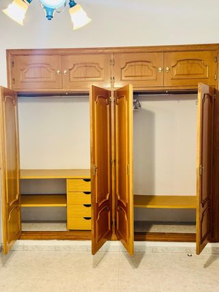 Se alquila habitación grande con baño privado