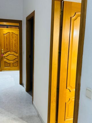 Se alquila habitación grande con baño privado