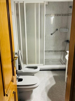 Se alquila habitación grande con baño privado