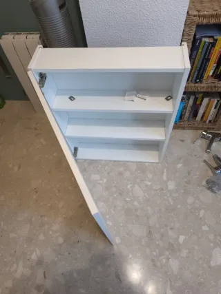 Armario pequeño baño gris y blanco