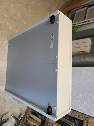 Armario pequeño baño gris y blanco