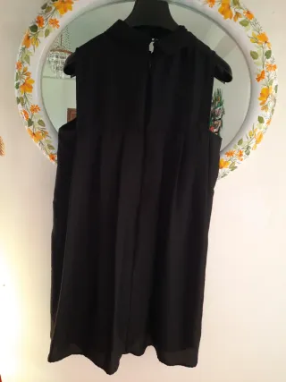 Vestito nero smanicato con zip e anello finale