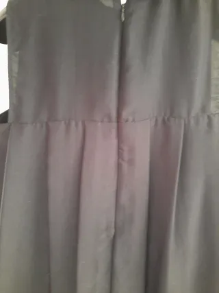 Vestito nero smanicato con zip e anello finale