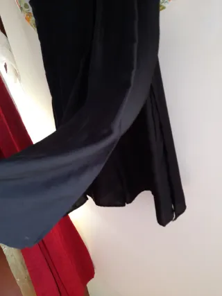 Vestito nero smanicato con zip e anello finale