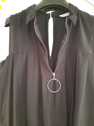 Vestito nero smanicato con zip e anello finale