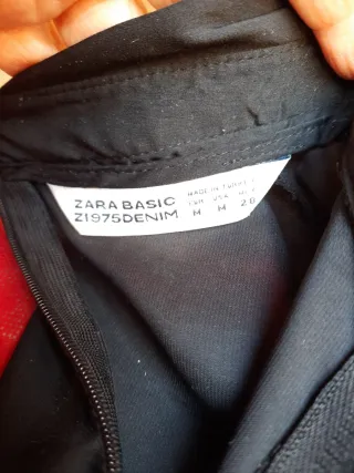 Vestito nero smanicato con zip e anello finale