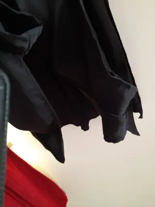Vestito nero smanicato con zip e anello finale