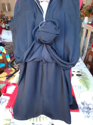 Vestito nero smanicato con zip e anello finale