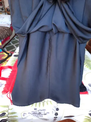 Vestito nero smanicato con zip e anello finale