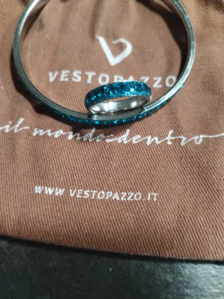 Anello e bracciale Vestopazzo con brillantini blu