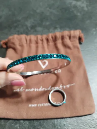Anello e bracciale Vestopazzo con brillantini blu