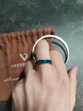 Anello e bracciale Vestopazzo con brillantini blu