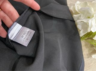 Abito elegante nero con decorazioni