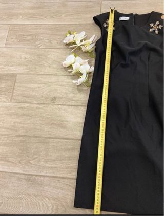 Abito elegante nero con decorazioni