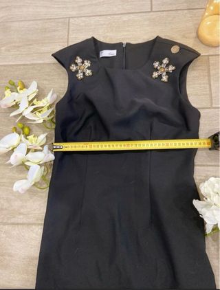 Abito elegante nero con decorazioni