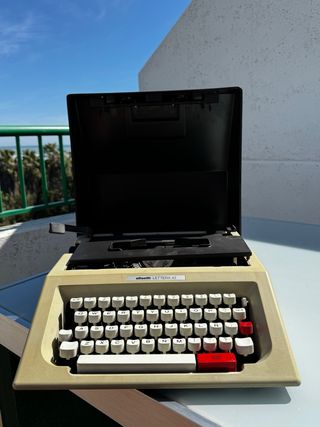 Máquina de escribir Olivetti Lettera 42