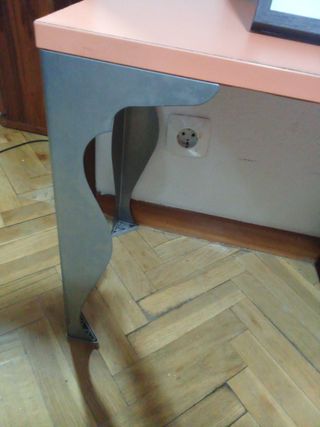 Tavolo ausiliario arancione e cornici