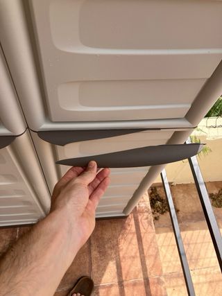 Armario exterior porta escobas de plástico