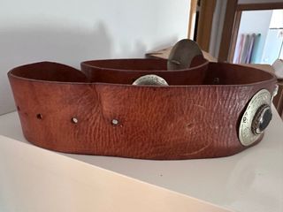 Cinturón de cuero marrón con broche plateado