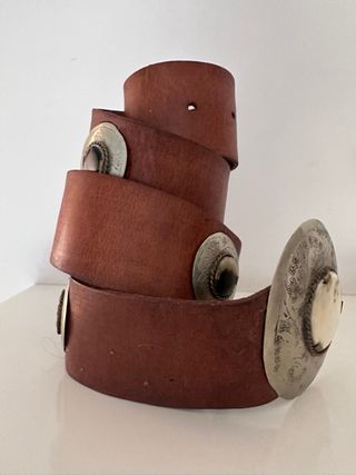 Cinturón de cuero marrón con broche plateado
